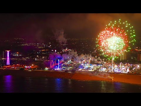 Video: Fuegos artificiales de verano de Coney Island