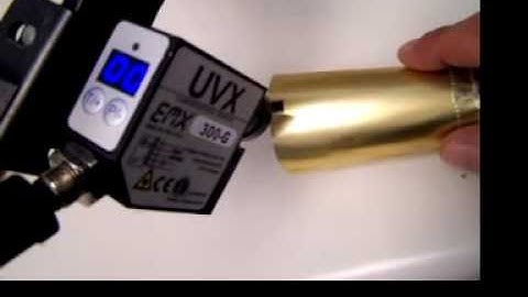 How do Champagne bottle sleeves get aligned with the label?