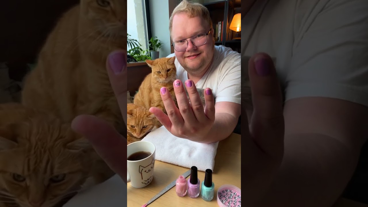 T2x2 красит ногти