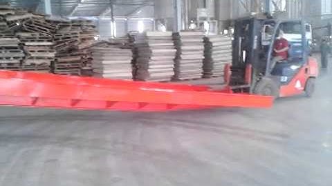 cầu xe nâng (cầu dẫn lên container)