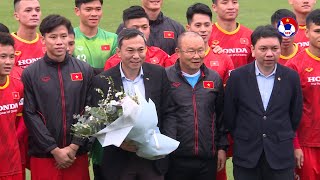 Quyền Chủ tịch LĐBĐVN Trần Quốc Tuấn động viên ĐT Việt Nam trước buổi tập đầu tiên