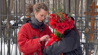 На могиле Кирилла Толмацкого в день памяти попросили убрать камеры / Пятницкое кладбище 3.02.2024