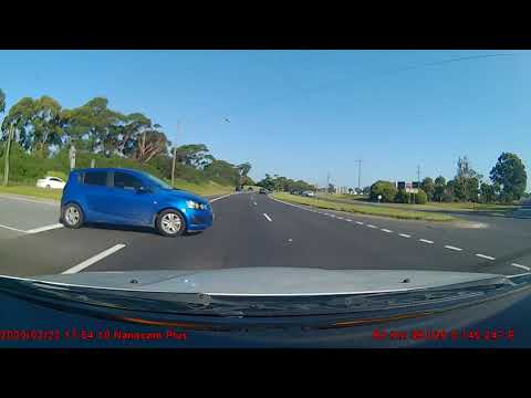 car-pulls-out-across-busy-highway-causing-5-car-crash---lynbrook-victoria