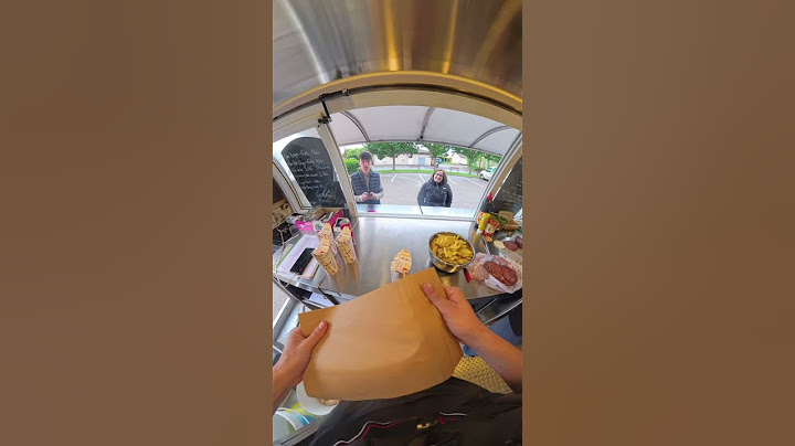 Il essaie de percer notre secret de fabrication. 😏 #burger #foodtruck #pov