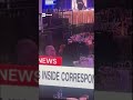 Un Uomo mangia imperterrito mentre scoppia il panico dopo gli spari al gala di Trump
