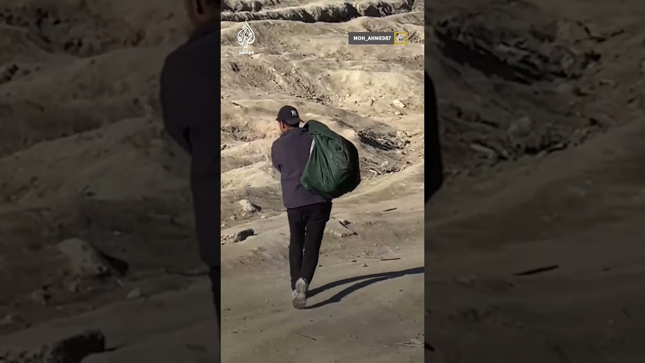 مشهد مؤثر لشاب يحمل على ظهره صرة فيها جــثـ ـمــان أخيه الذي استشهد في استهداف لقوات الاحتلال