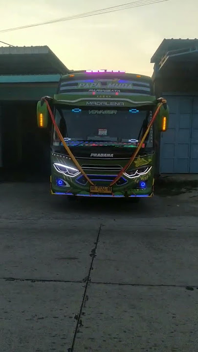 Basuri kebalik bus Pradana trans