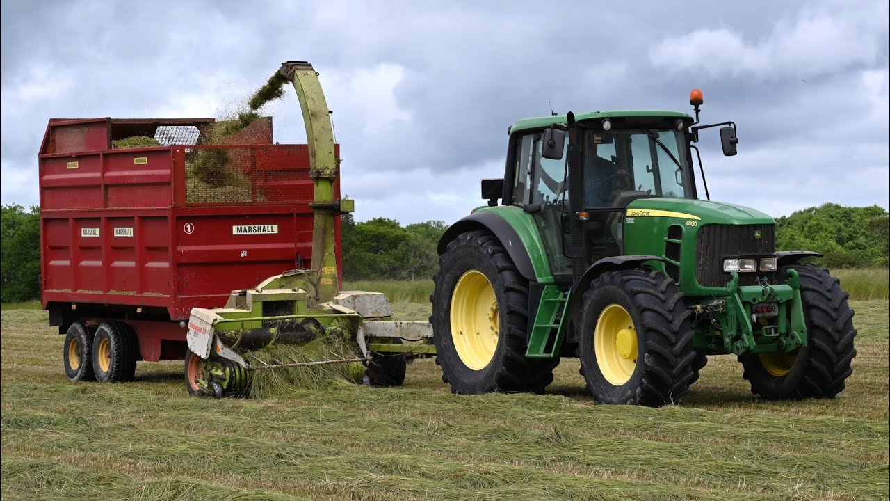 Silage 2025 - Lifting Grass with Trailed Claas Jaguar 51 on John Deere 6930 & Case IH