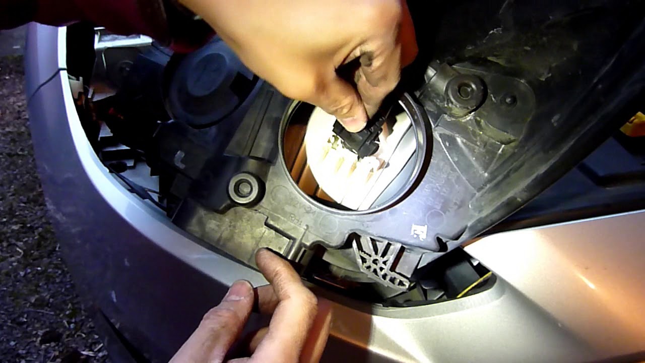 How to Change Headlamps Dipped and Main Beam bulbs on a Ford Focus MK3