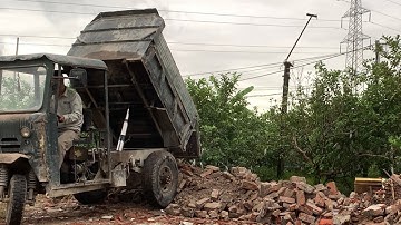 công nông 2 khối chở cát xúc lên công nông. 2 blocks of agricultural workers carrying sand to excava