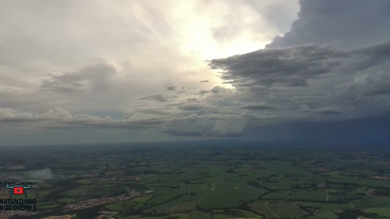 Drone fimi mini 3se a formação de uma tempestade
