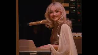 Sabrina Carpenter, sahne performansı esnasında zılgıt çeken seyirciyi uyardı: \