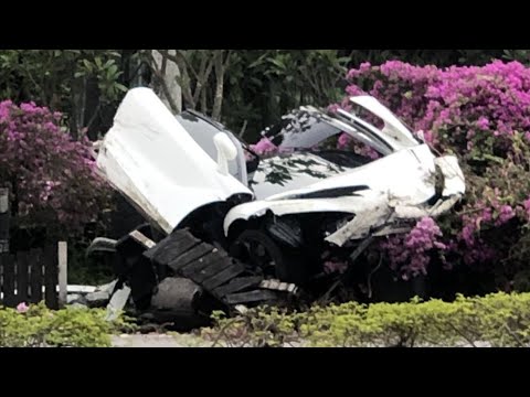 McLaren 720S crashes in Singapore