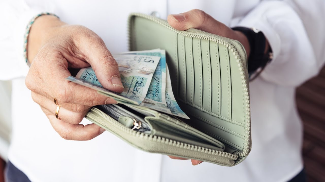 Film backdrop image for Struggling Britain: Cost of living pushes families to brink (2021)