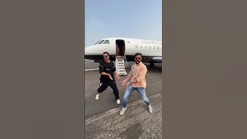 Akshay Kumar & Emraan Hashmi groove to Main Khiladi Tu Anari with the air hostess #shorts