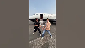 Akshay Kumar & Emraan Hashmi groove to Main Khiladi Tu Anari with the air hostess #shorts