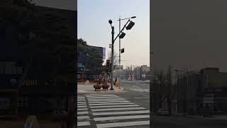 #미세먼지 #봄 #아침 #비행체 #정찰기 #휴일 0851 현재. 0도, 흐림, 미세먼지 나쁨. 새벽부터 수시로 비행체들이 날아다님. 0854 정찰기 가드레일 이륙준비 공회전중.