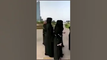 فتيات سعوديات يدفعين عن يمني يعمل في بوفية بجدة من أجل رجل سعودي يصب الشاهي فوق وجه العامل و 