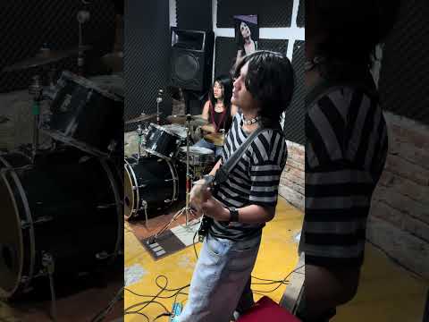 Ensayo con mi banda Endlerie.