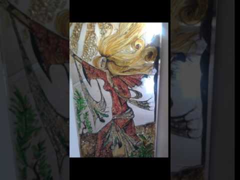 مرآة زجاج مرسومة و مطعمة بقطع صغيرة من كسر الزجاج