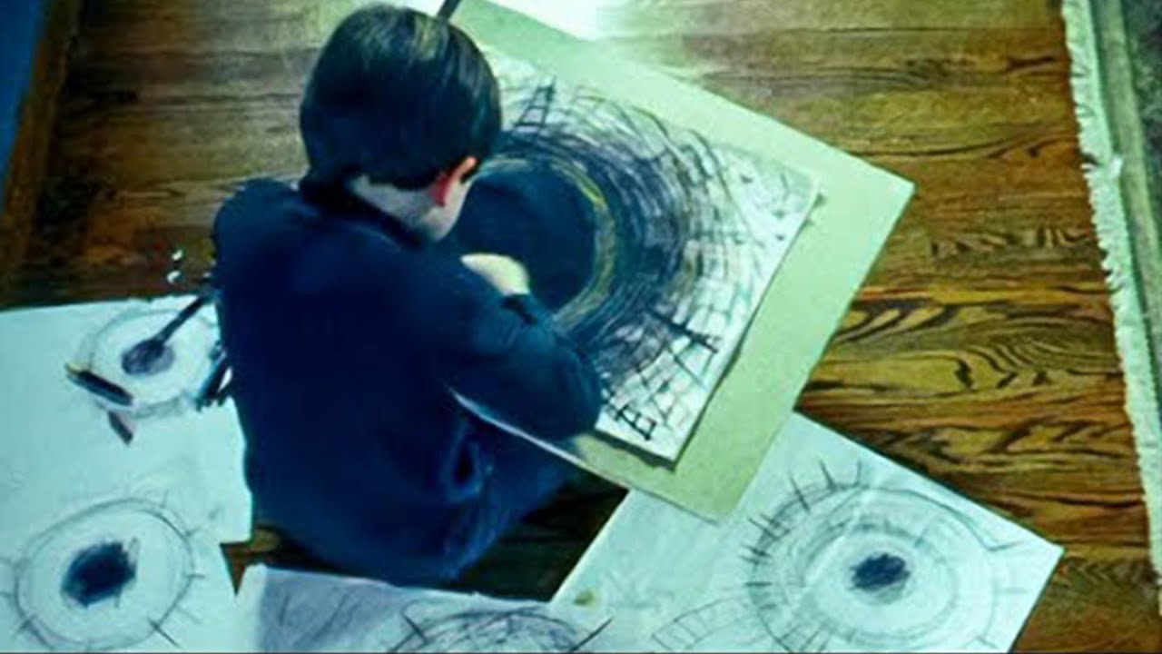 Одинокий ребенок не знает, что его рисунки вызывают темных духов ...