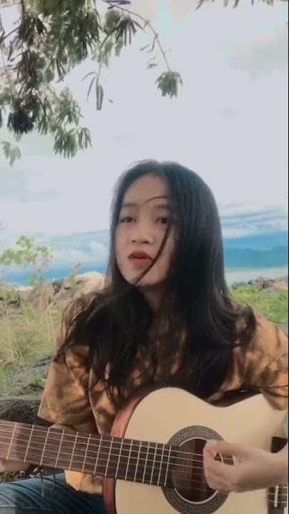cewek cantik pinter main gitar