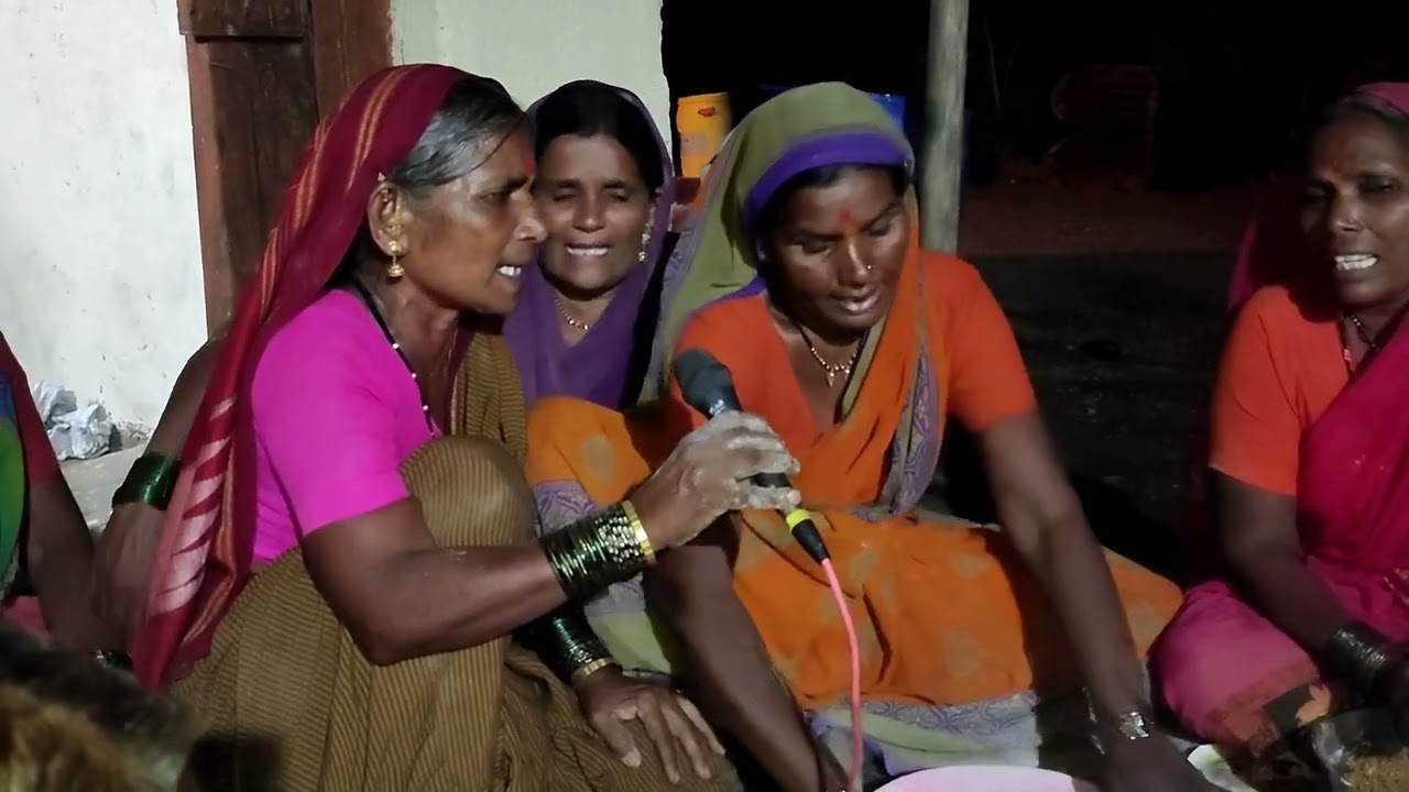 या ग माडवाच्या दारी ग दारी लग्नातील पारंपरिक गाणी  जात्यावर गायली जाणारी गाणी