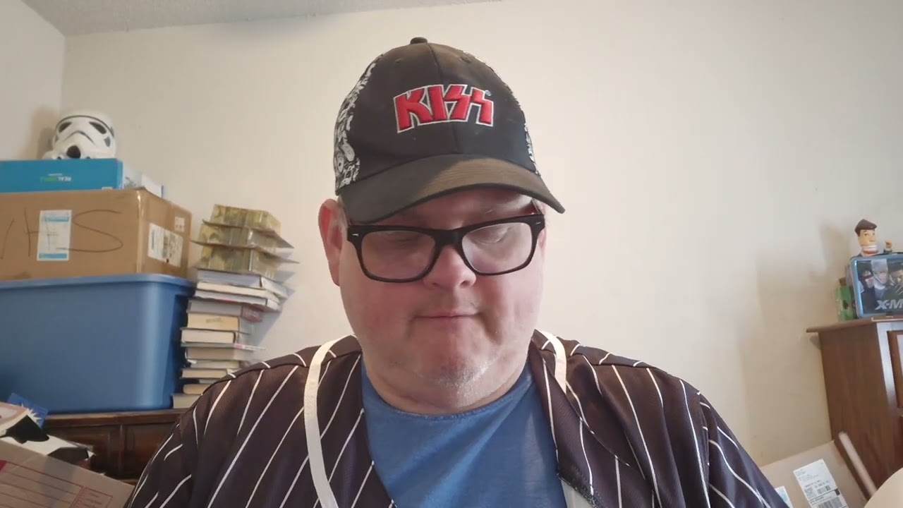 An unboxing of the ELVIS 2022 movie soundtrack and some elvis presley stuff from Amazon last night 