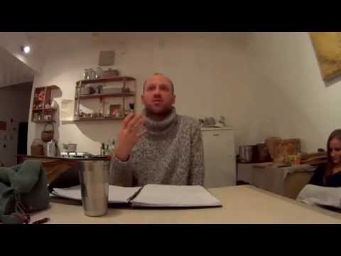 Video: Kā Dzīvot šaurā Dzīvoklī Kopā Ar ģimeni