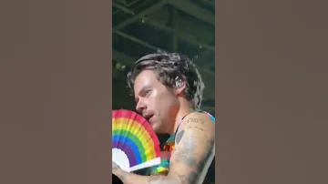 harry with a rainbow fan during “Canyon moon” in Turin! 💚 #harrystyles