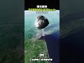 隕石が猛スピードで衝突する瞬間