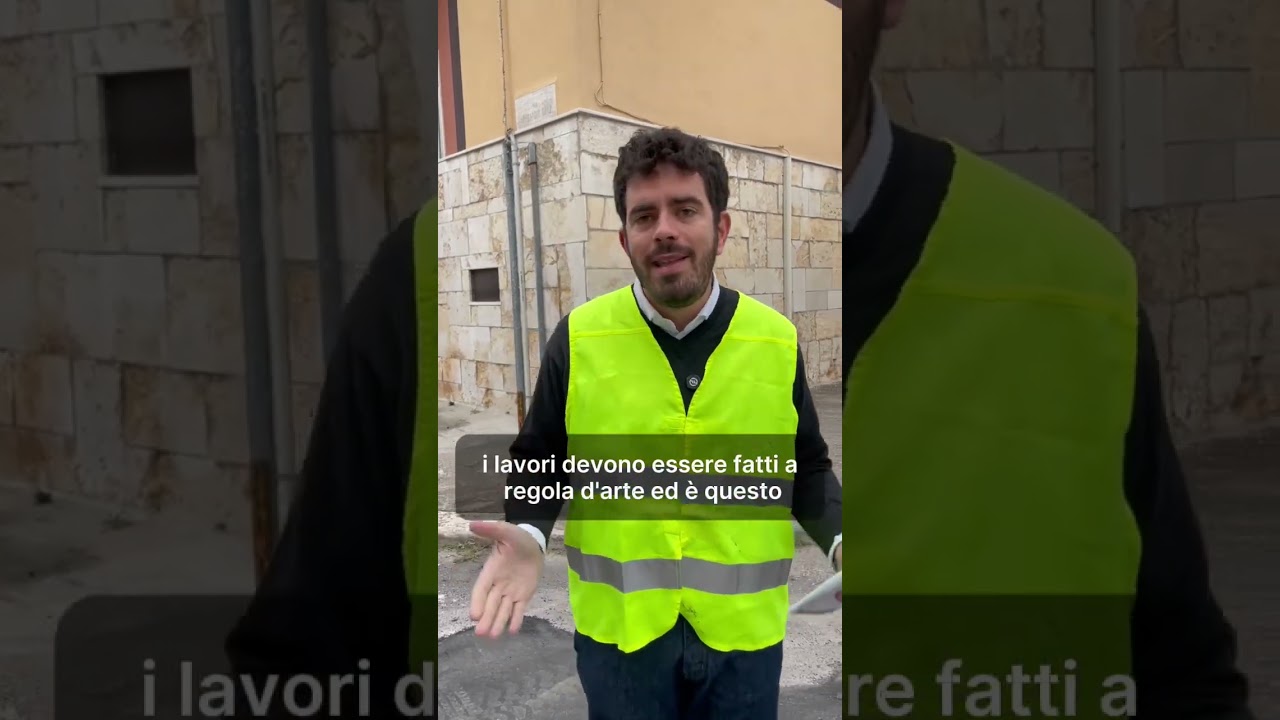 Il sindaco di Putignano controlla personalmente i lavori della fibra. E a Ugento?