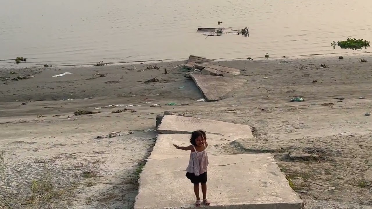 আমাদের দেশ  প্রাকৃতিক সৌন্দর্যে ঘেরা 