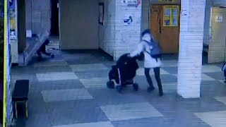 18+ В больнице Киева на 4-летнего мальчика упали металлические двери: видео момента происшествия