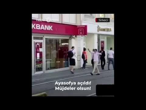 Yolda yürürken Ayasofya nın açılmasına sevinen adam 😎