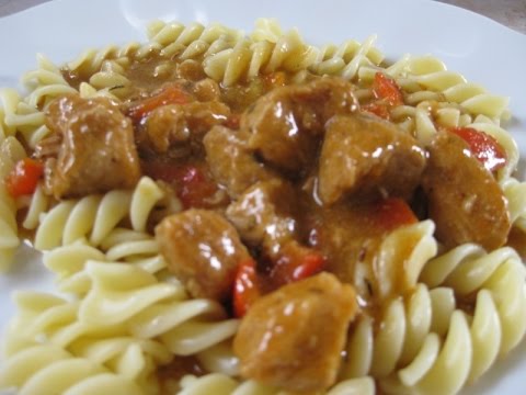 Das Rezept für dieses Gulasch ist sehr würzig, pikant und geschmackvoll in allen Noten. Ein wunderba. 