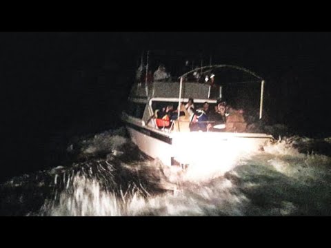 زورق يصدم مركب الجيش اللبناني في البحر