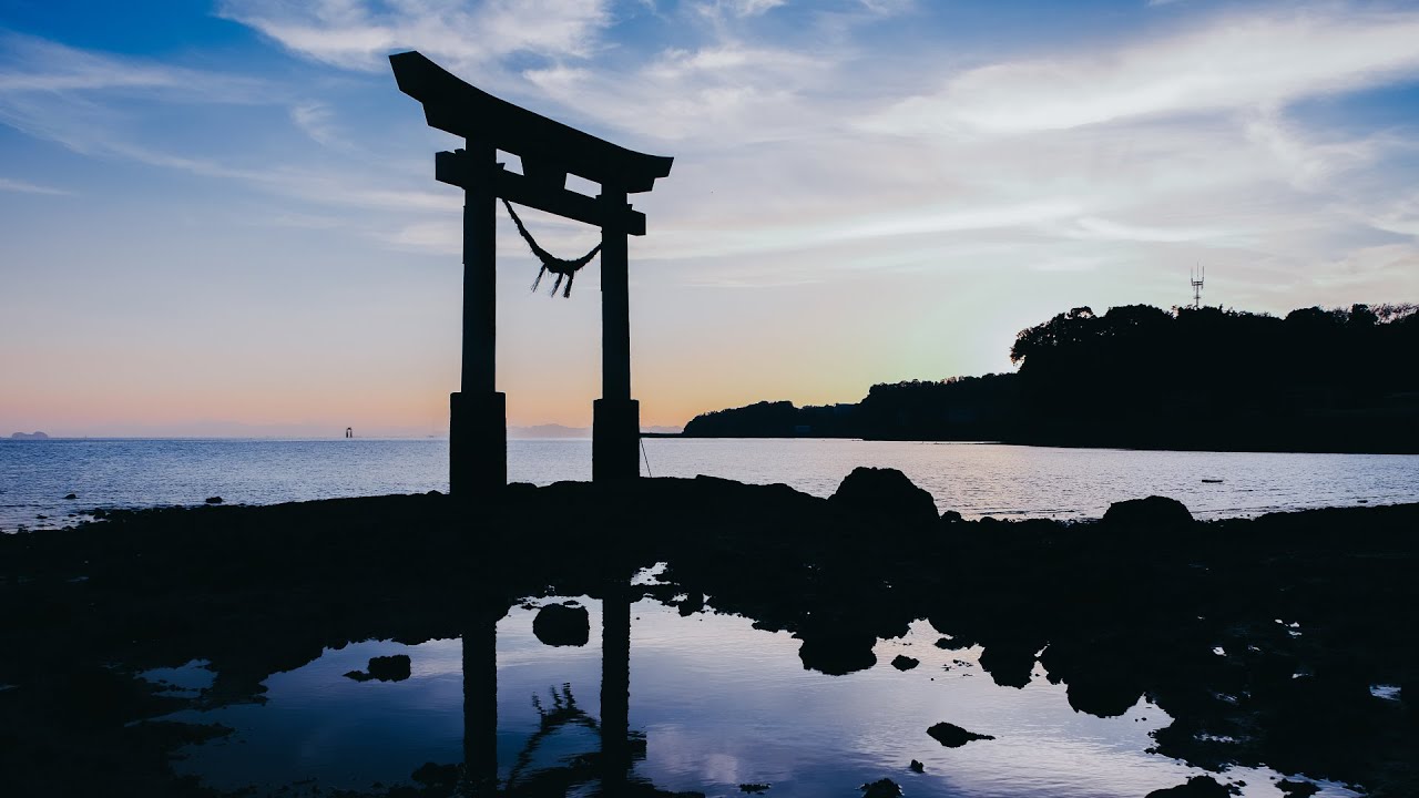 海の中に鳥居がある夕景が神秘的な永尾剱神社 - YouTube