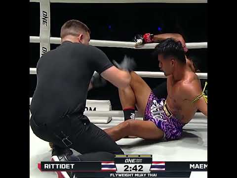 LIGHTS OUT 😵 Maemmot flattens Rittidet with a wicked left hook in Round 3!