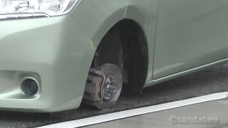 ホイールボルト折損で車輪脱落事故。The car which a wheel came off.