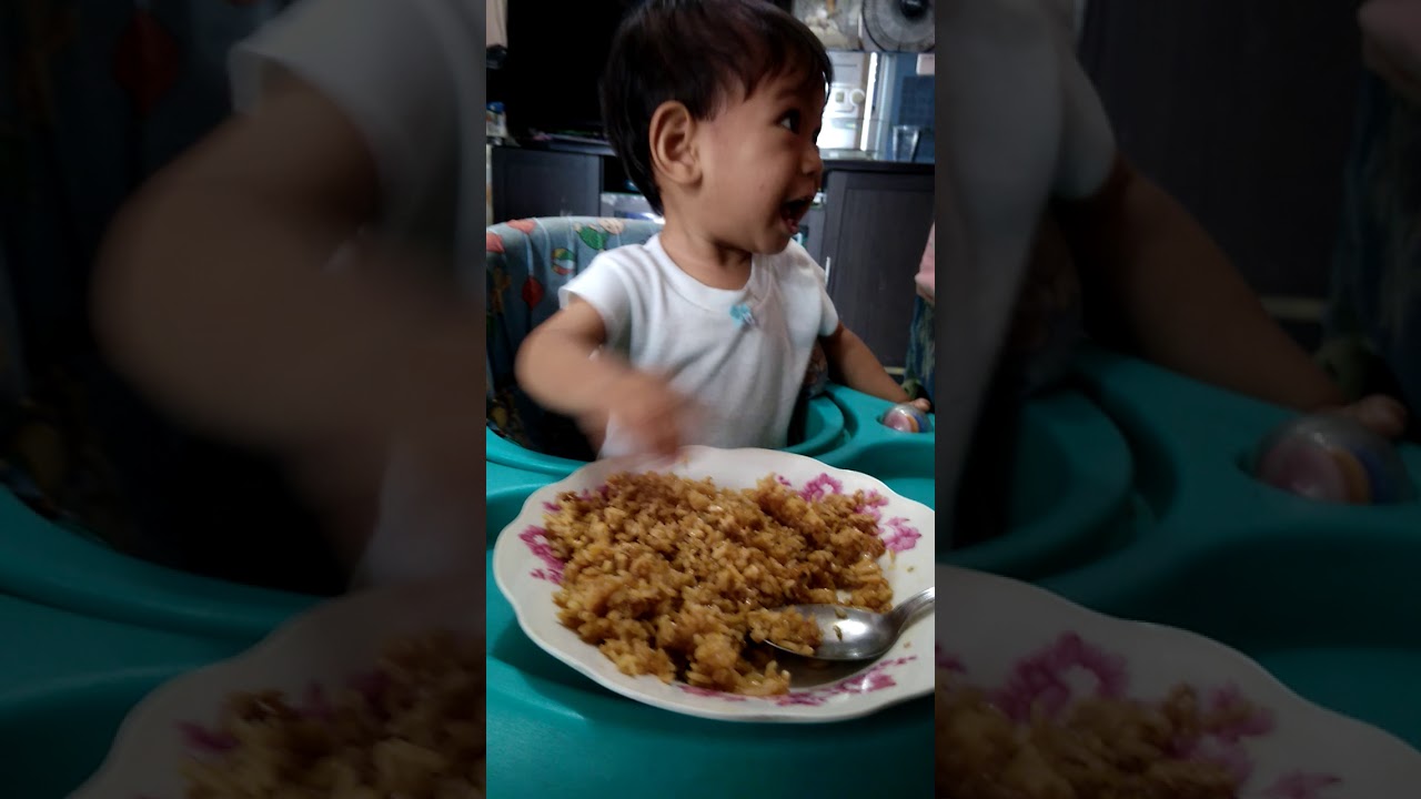 Gemesin Bayi Lucu Makan Nasi Goreng Sendiri Gak Mau Disuapin