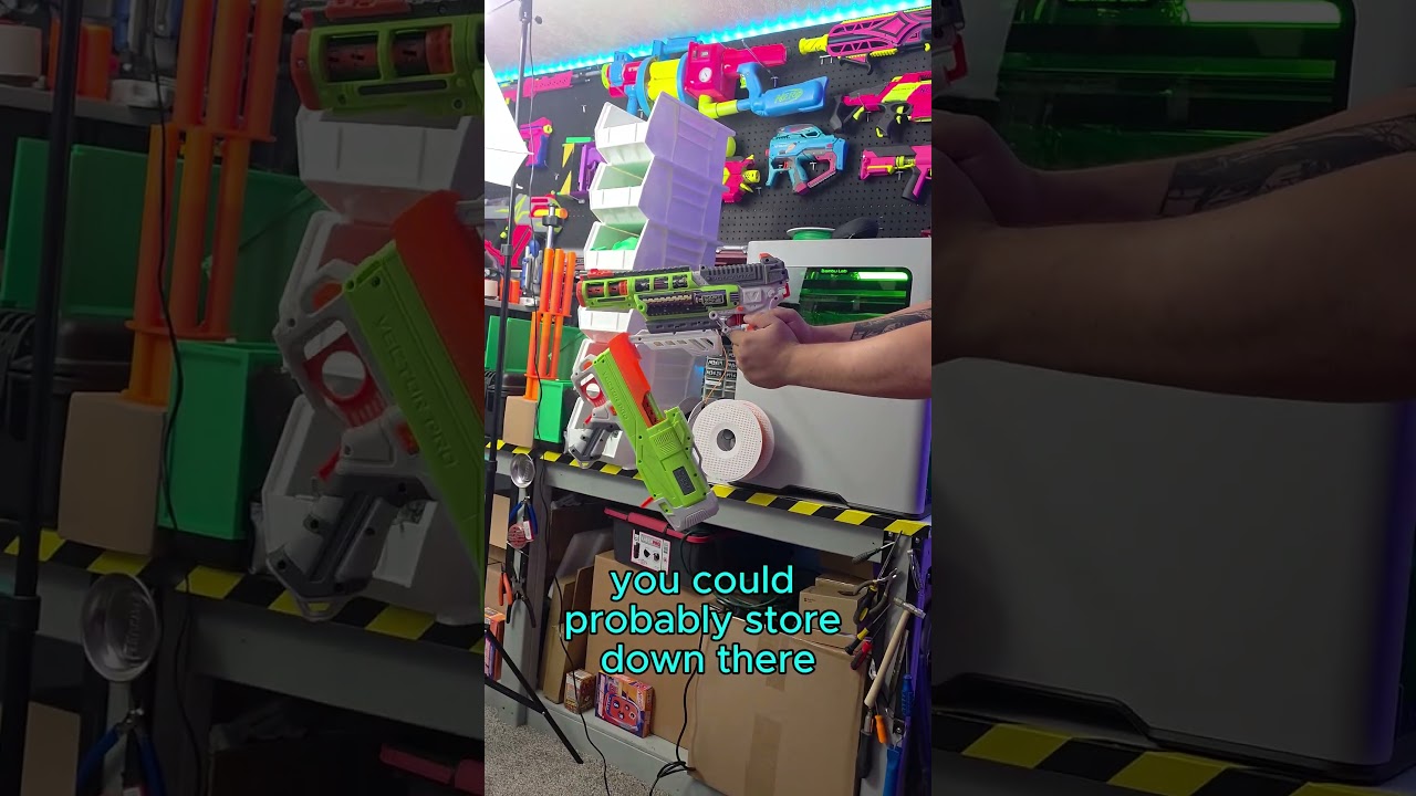 У этого бластера есть секретное место для хранения!