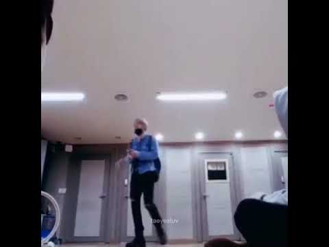 Do U like Taehyung's freestyle dance 😎💜