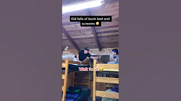 Kid Falls Off Bunk Bed And Screams Ahahahahah 