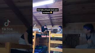 Kid falls off bunk bed and screams ahahahahah