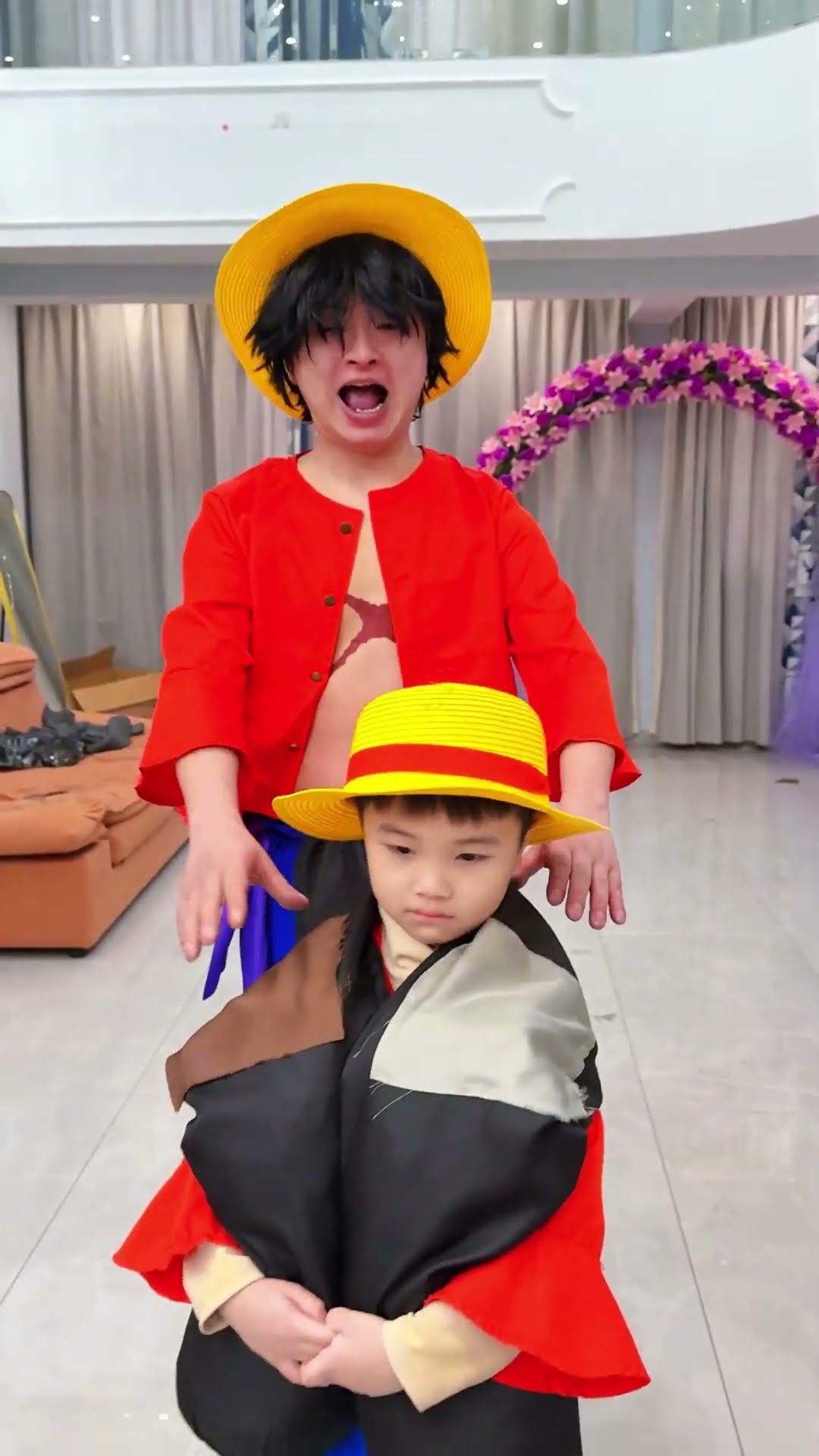 小路飞背着大路飞走#海贼王 #路飞