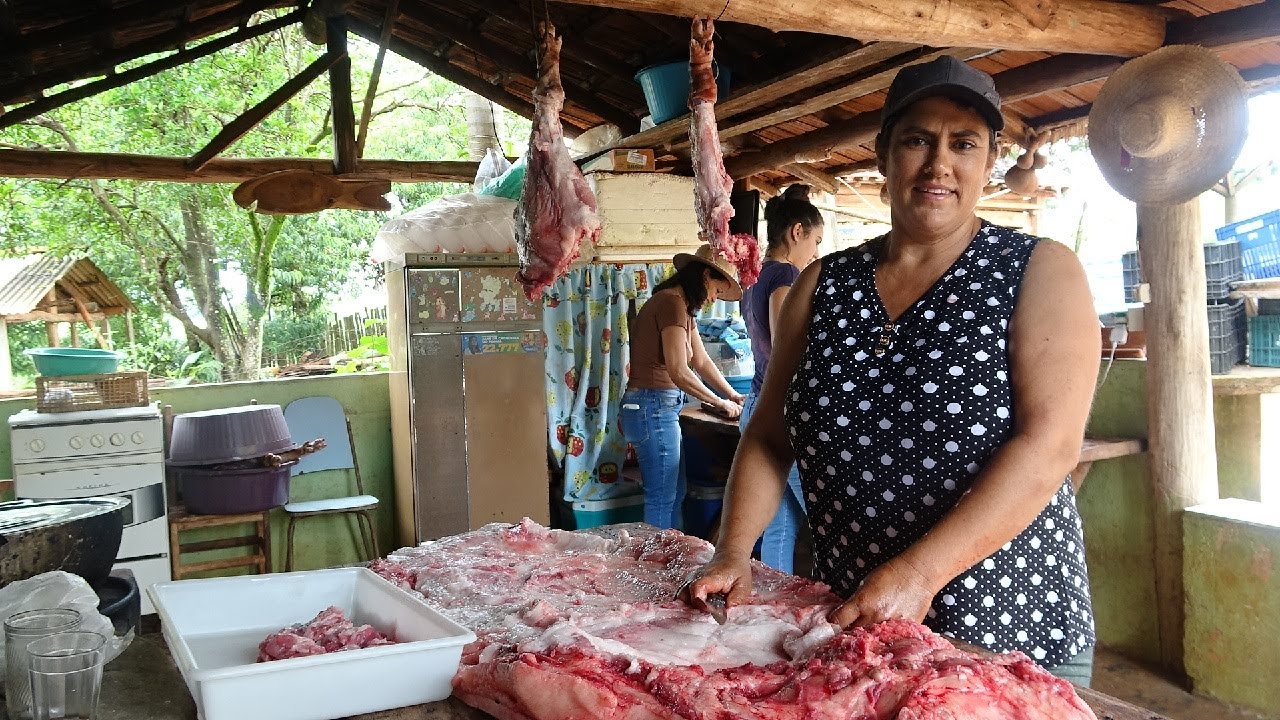 PREPARO DA CARNE DE PORCO PARA VENDER NA FEIRA