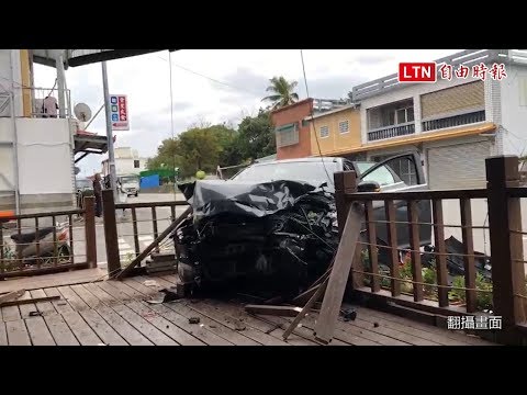 台東小貨車撞小客車 駕駛噴飛衝進路邊轎車底下