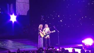 Video thumbnail of "Taylor Swift and Lisa Kudrow (Phoebe Buffay) sing Smelly Cat"