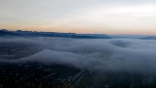 南投埔里虎頭山，飛行傘處的流動雲海。